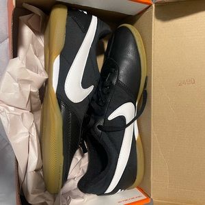 never been worn comes with the box